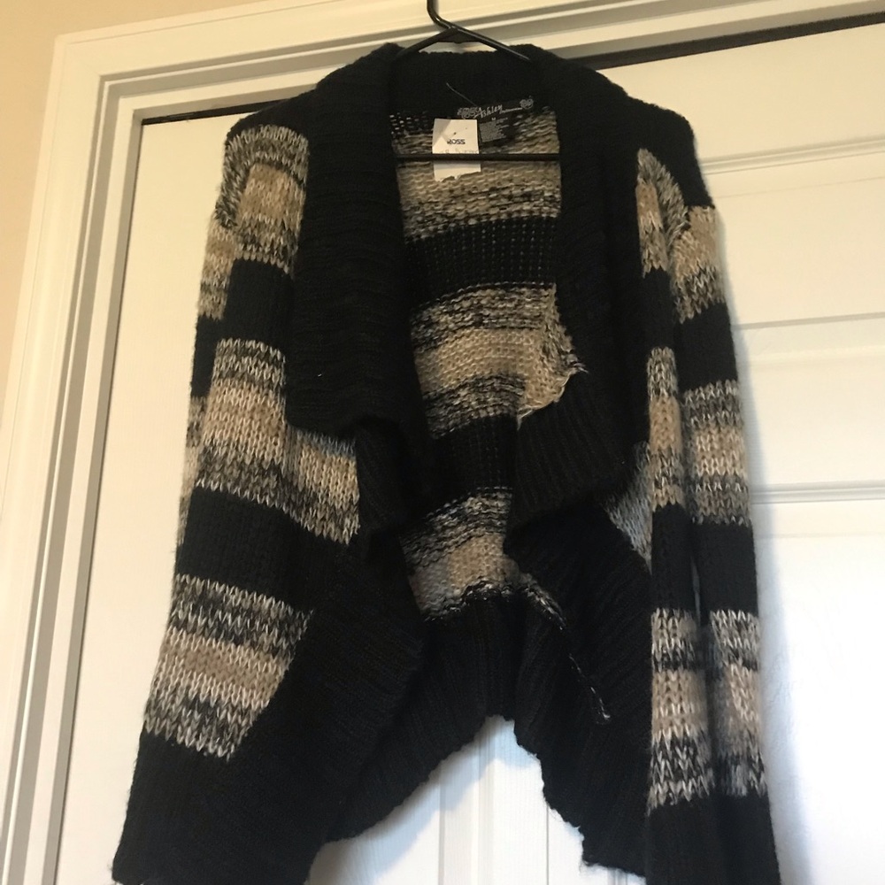 Tri-colored sweater
Shorter in back , longer in front